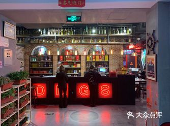 从外面就听到了音乐声音，因为里面有人驻唱