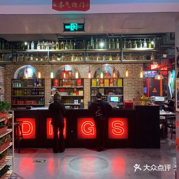 从外面就听到了音乐声音，因为里面有人驻唱