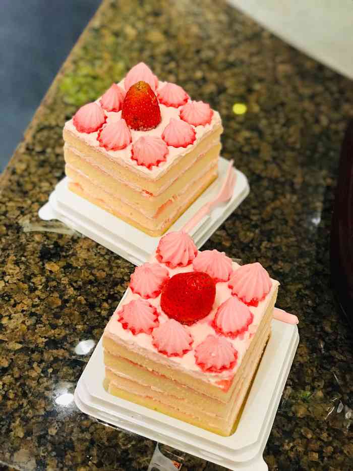 打分 15 /人  佳田面包还是吃面包的好吧 哈哈哈 不过性价比很高 十几