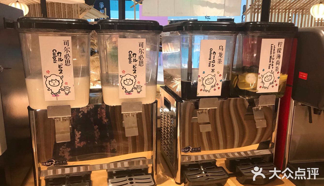 这家店是在这个商场新开的。孩子正好在这有课