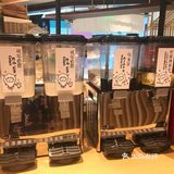 这家店是在这个商场新开的。孩子正好在这有课