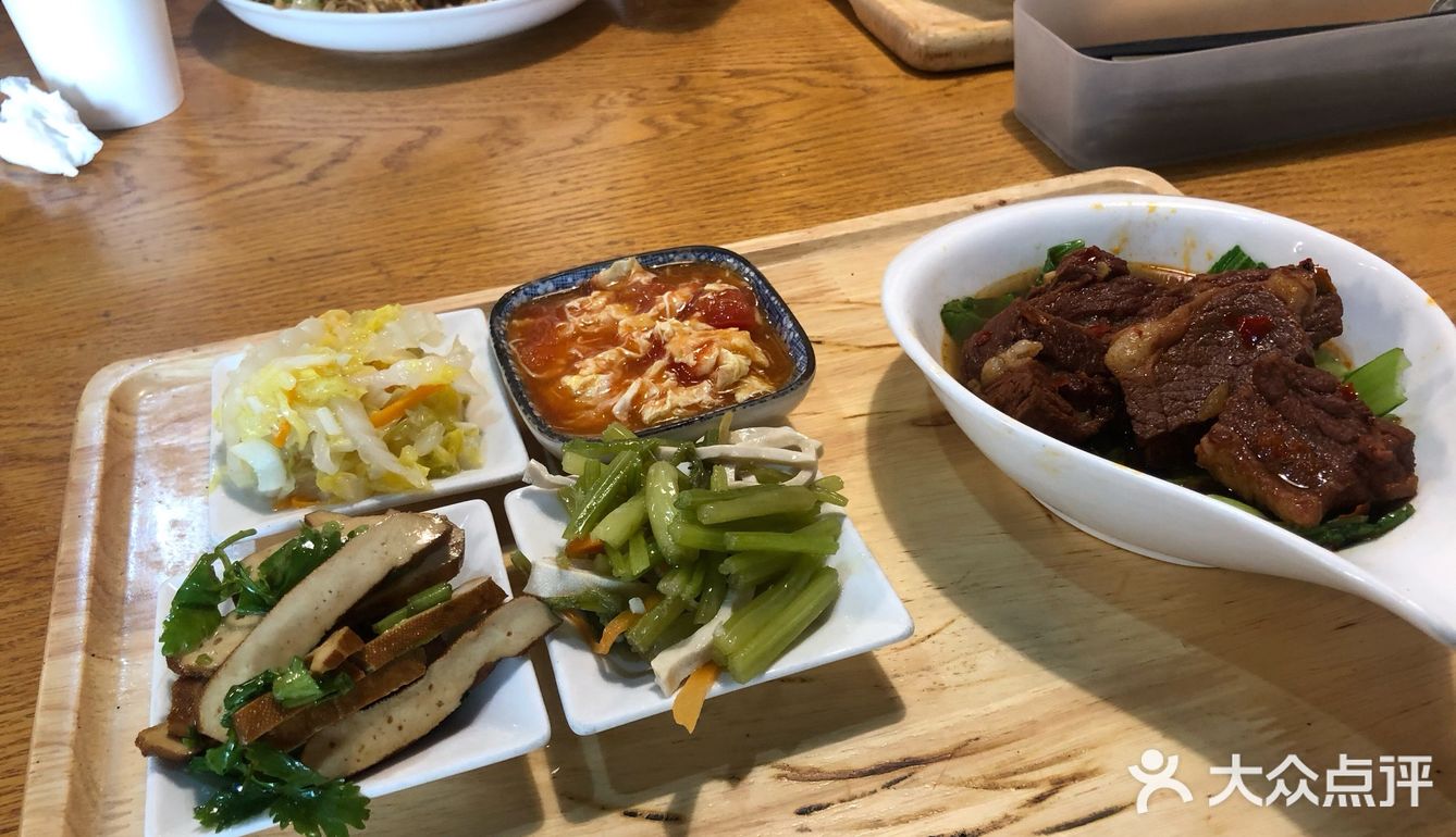 中午和同事们一起来吃，老板是台湾人，很热情