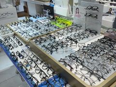 -美式眼镜·授权蔡司.依视路.尼康.豪雅.明月(人民广场店)