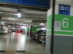 -绿地缤纷城-停车场