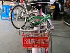 停车场的复古凤凰牌自行车-皇饭儿·王润兴酒楼(河坊街店)