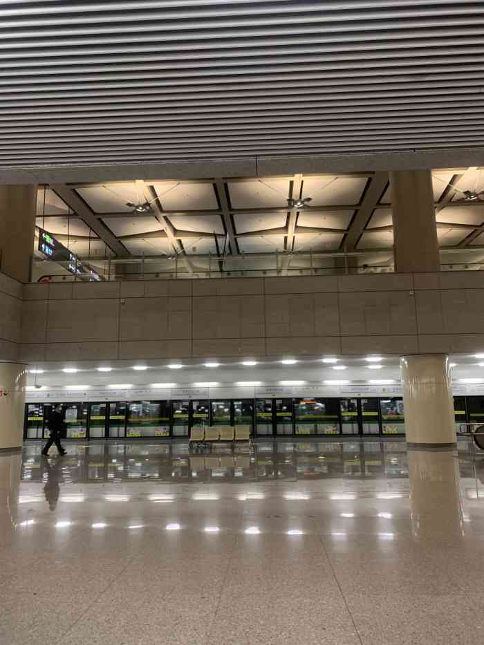 虹桥2号航站楼(地铁站)-"第一次从外地飞回来在虹桥2号航站楼坐地铁.