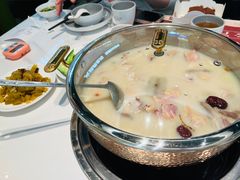 -洪氏嗨捞·广东猪肚鸡·椰子鸡火锅(西咸万象城店)