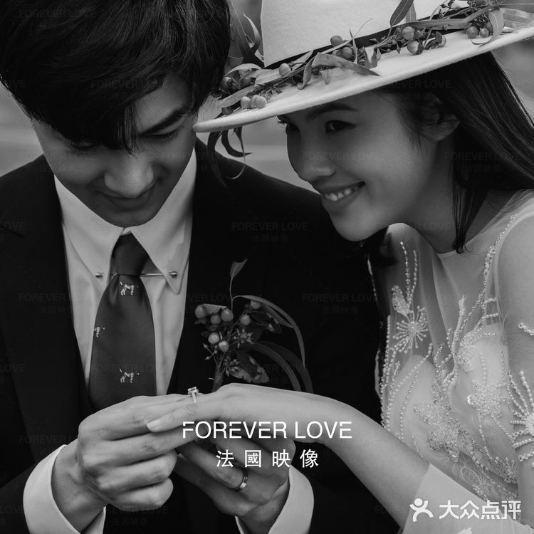 黑白色调对法式婚纱照的浪漫有着独特的的镜头表达。✅㊙️😘
