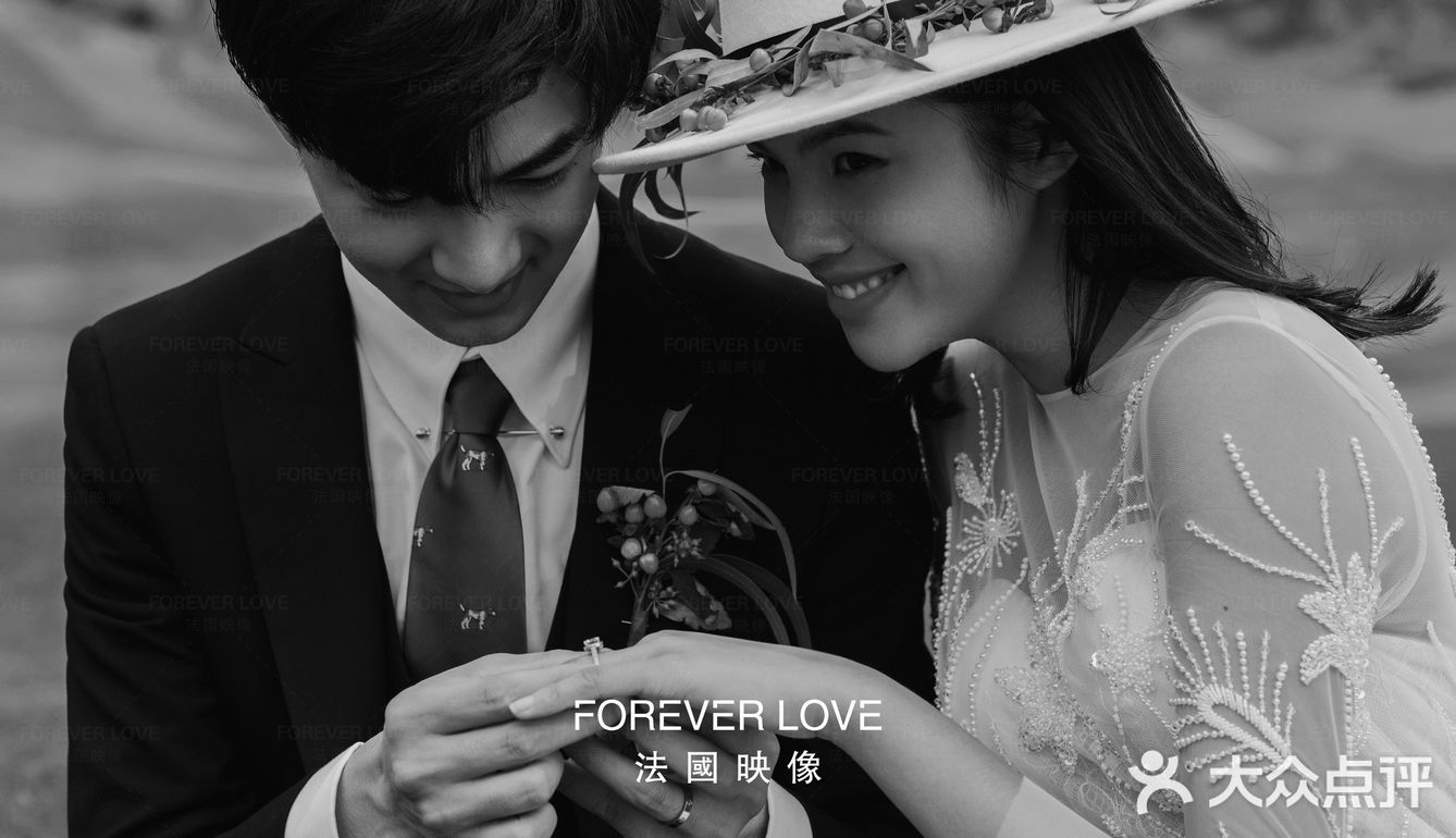 黑白色调对法式婚纱照的浪漫有着独特的的镜头表达。✅㊙️😘