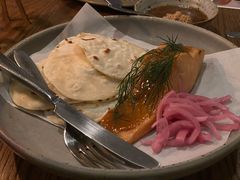 烟熏三文鱼配烤饺子皮和芥末籽酱-BOR Eatery(安福路店)