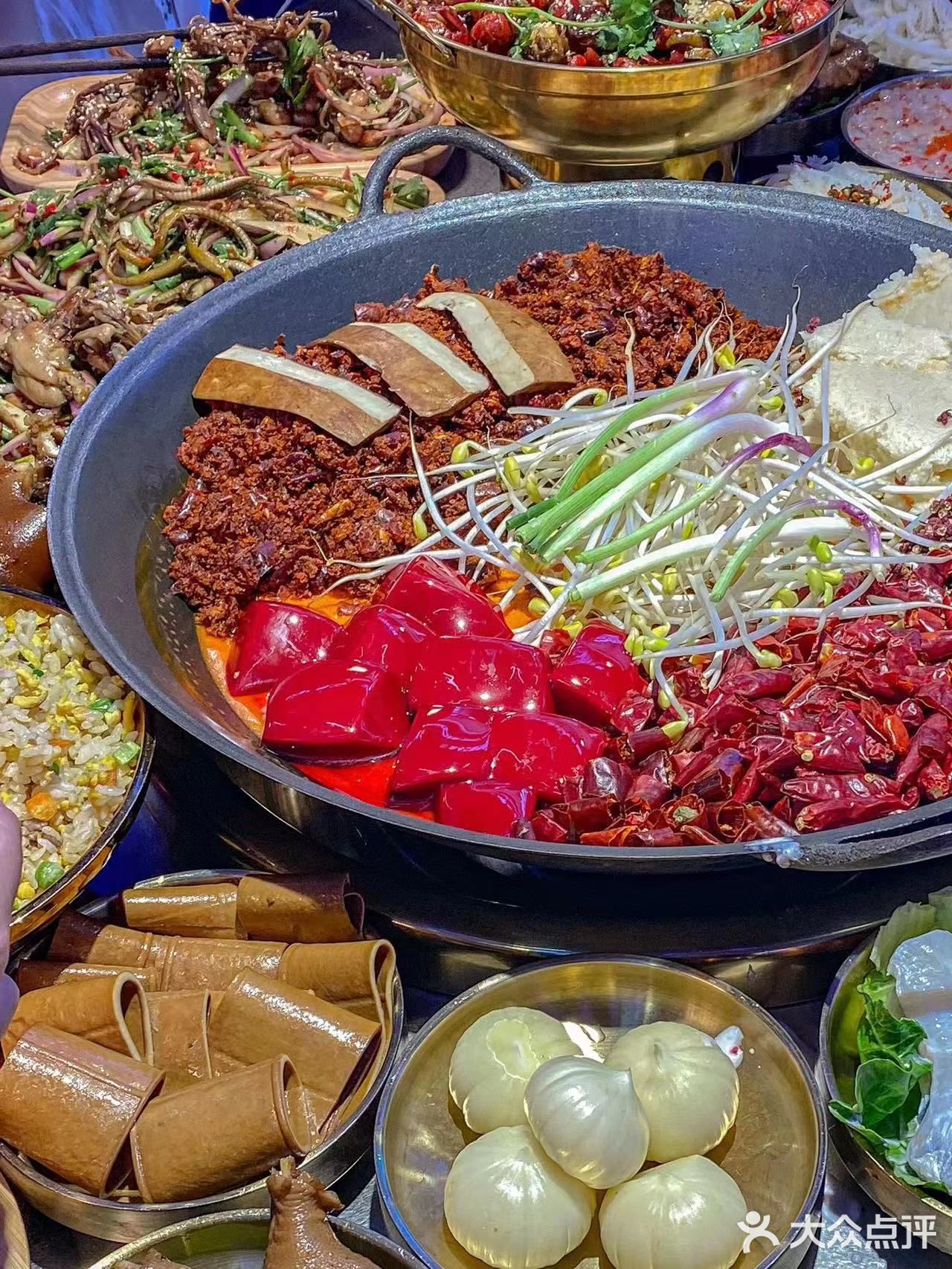 赛博朋克风的火锅店里，我吃到了小龙虾