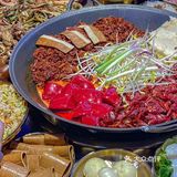 赛博朋克风的火锅店里，我吃到了小龙虾