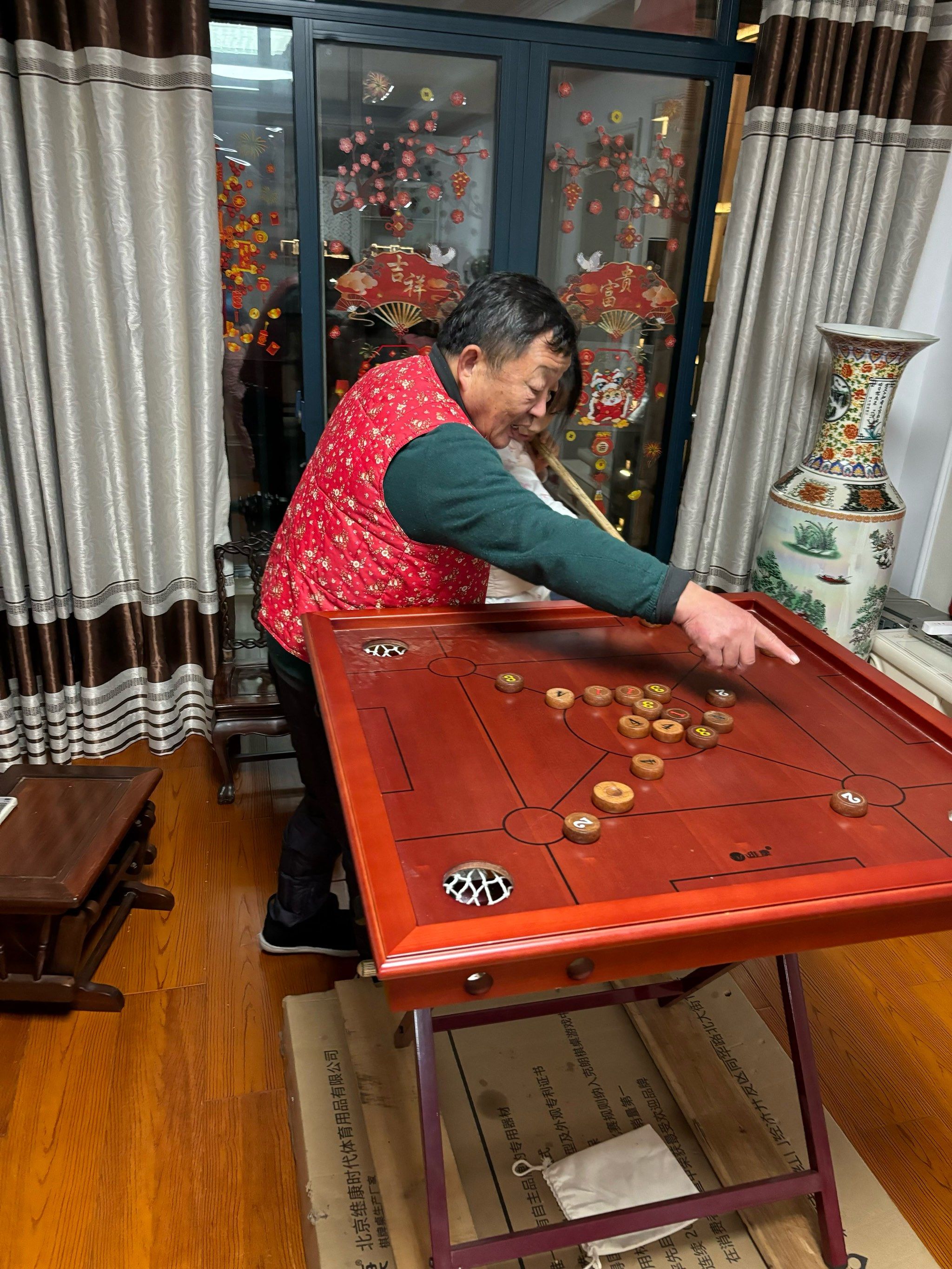 带娃过年回来跟爷爷奶奶打康乐球,祖孙俩一起玩