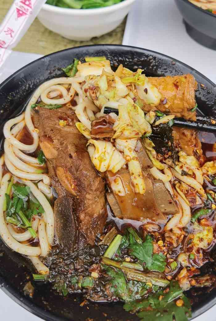 哇大排粉真的很惊艳以至于我在吃的过程中狂给我的