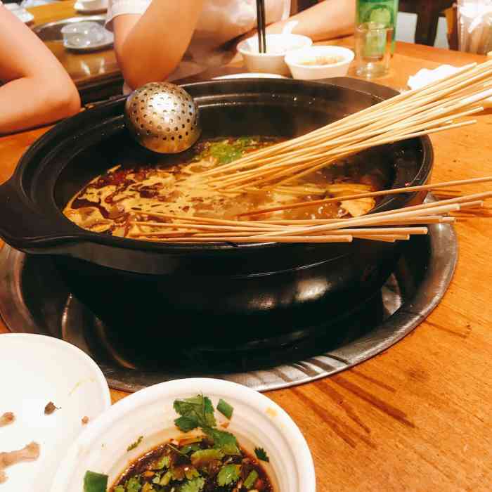 龙师兄砂锅串串香(淡水一分店)-"如果一顿串串解决不了的事情,那就两