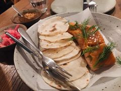 烟熏三文鱼配烤饺子皮和芥末籽酱-BOR Eatery(安福路店)