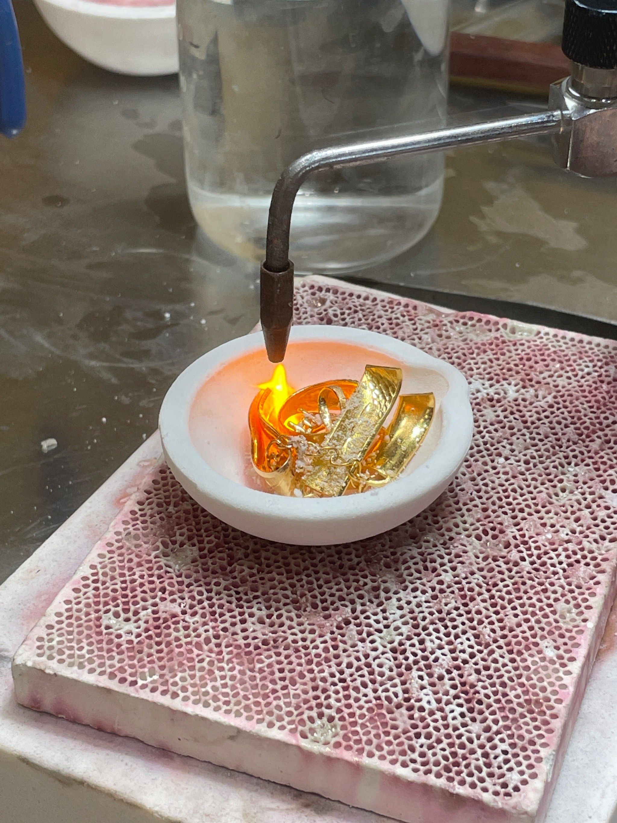 现在黄金老高了,直升五百多了,还是把自己的旧金拿出来打手镯吧