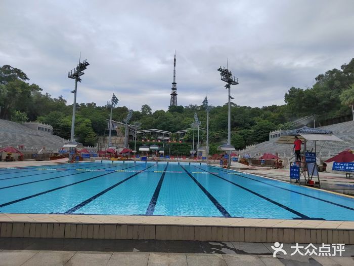 越秀山游泳场图片