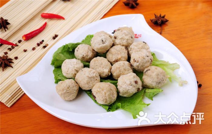 池塘边麦饭石养生鱼火锅香菇贡丸图片 - 第1张