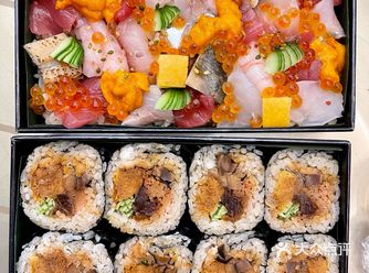 被封控在家的时候太想吃日料，点了鱼生饭和太卷。 