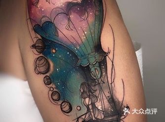 热气球有着五彩斑斓的颜色,它轻盈的遨游在天空