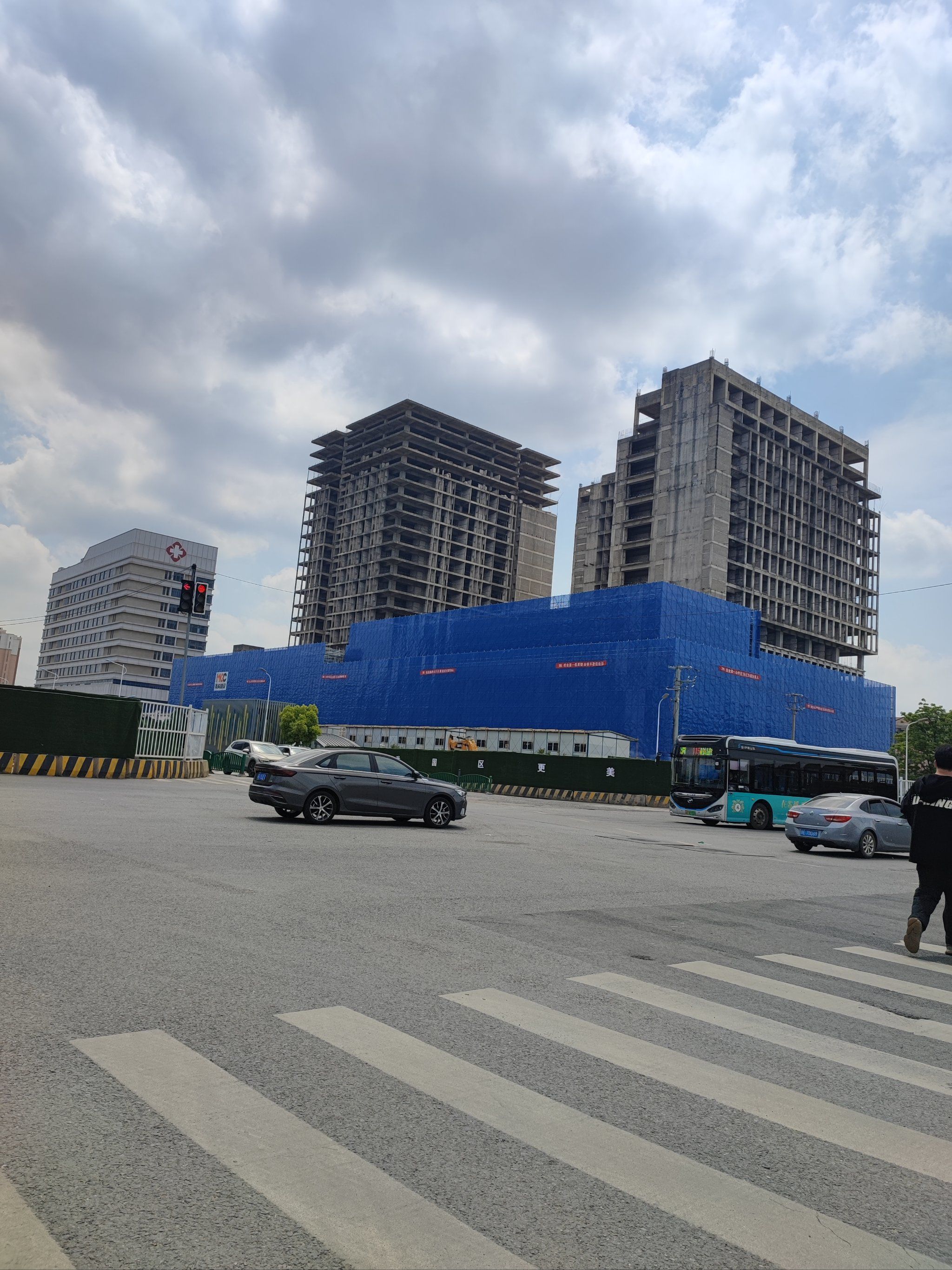 联丰广场后面的烂尾楼终于被接手了