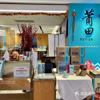 基本都是遛娃的，环境很舒服，菜品清淡鲜美，老人孩子特