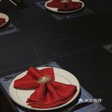 在复古氛围威士忌吧吃晚餐是什么感觉