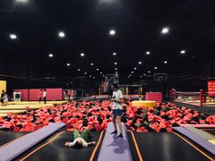 -嘿哟动霸CHUA·新潮玩运动娱乐中心·蹦床滑冰团建乐园