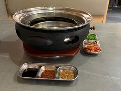 -围炉肉舍•炭烤活鳗•丹东海鲜烤肉(步行街店)