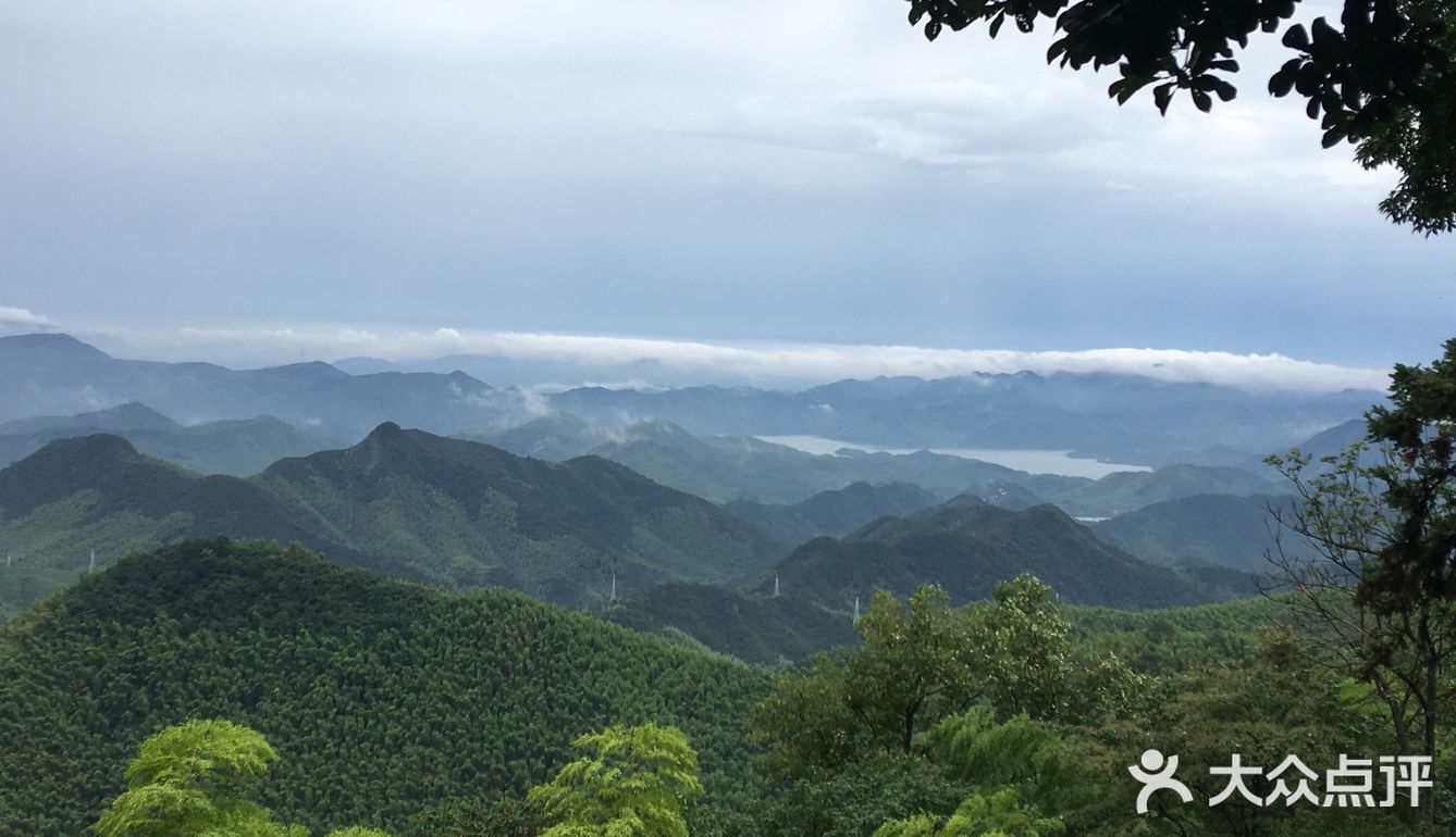 週末兩天去了一趟莫干山風景區盤山公路一樣排隊上去