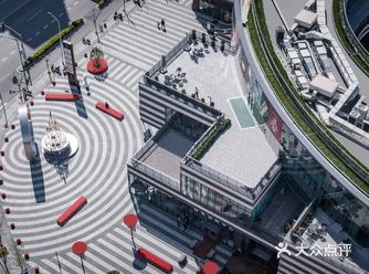 广场地面铺装采用了三种色彩与质感有微差的石材组合