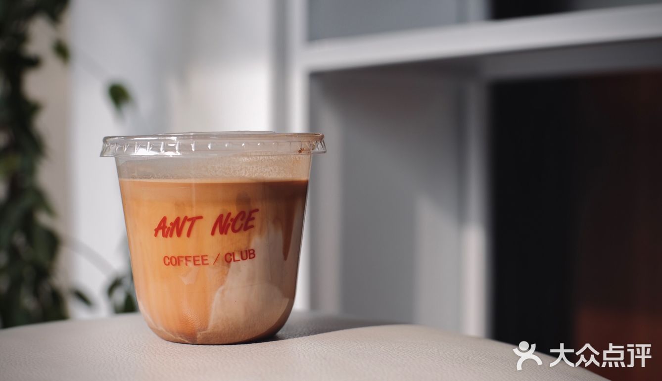 随手拍｜短暂阳光眷顾的日子恰巧在室外喝咖啡☕️