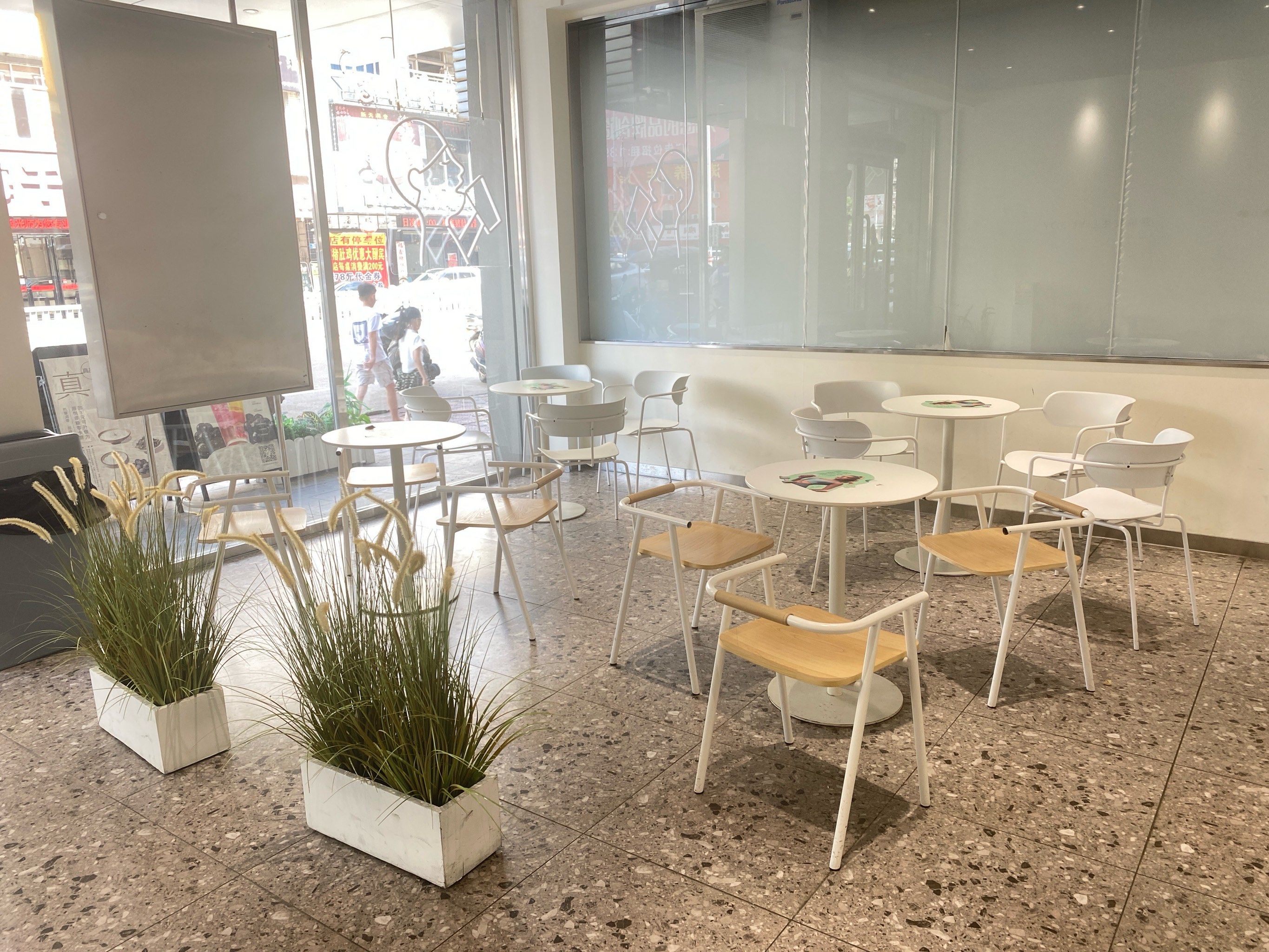 奶茶店的悠闲座位安排
