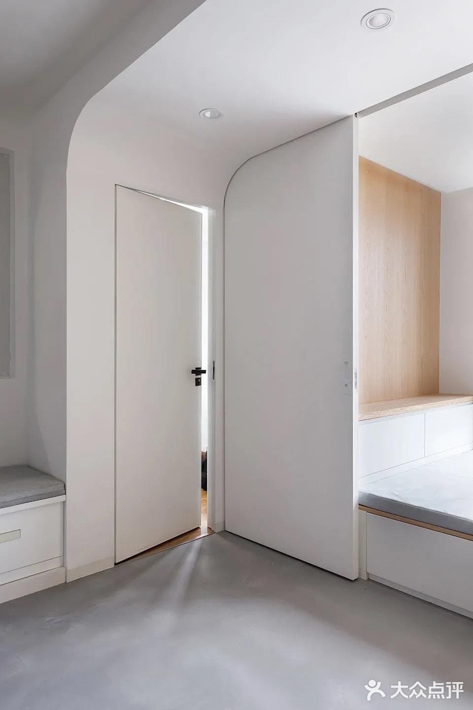 克莱因蓝下的流线型音乐之家 - 蓝境 