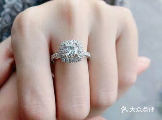今天介绍一个非常显钻的，就是中间一个主钻，周围围了一