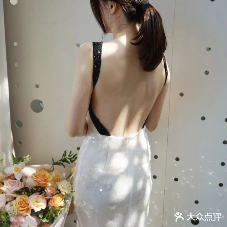 子妤探店 花厨餐厅居然可以YSL补妆收花束