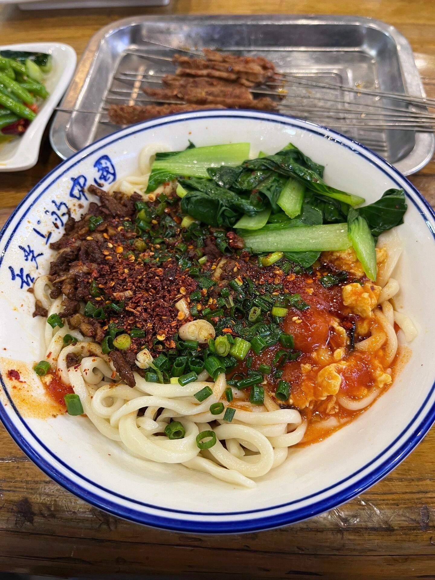 一碗西安油泼面带来的味觉盛宴