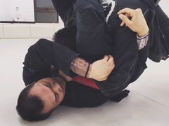 -菠萝格斗巴西柔术训练馆