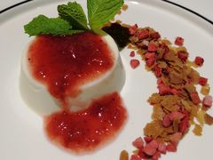 意大利香草奶冻配鲜草莓酱-K·Kitchen KK牛扒厨房(江南西店)