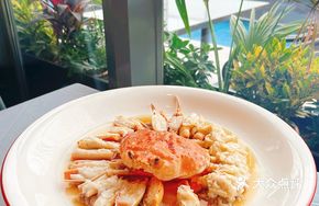 Coconut-Shell Steamed Long-Legged Crab with Meat Sauce
