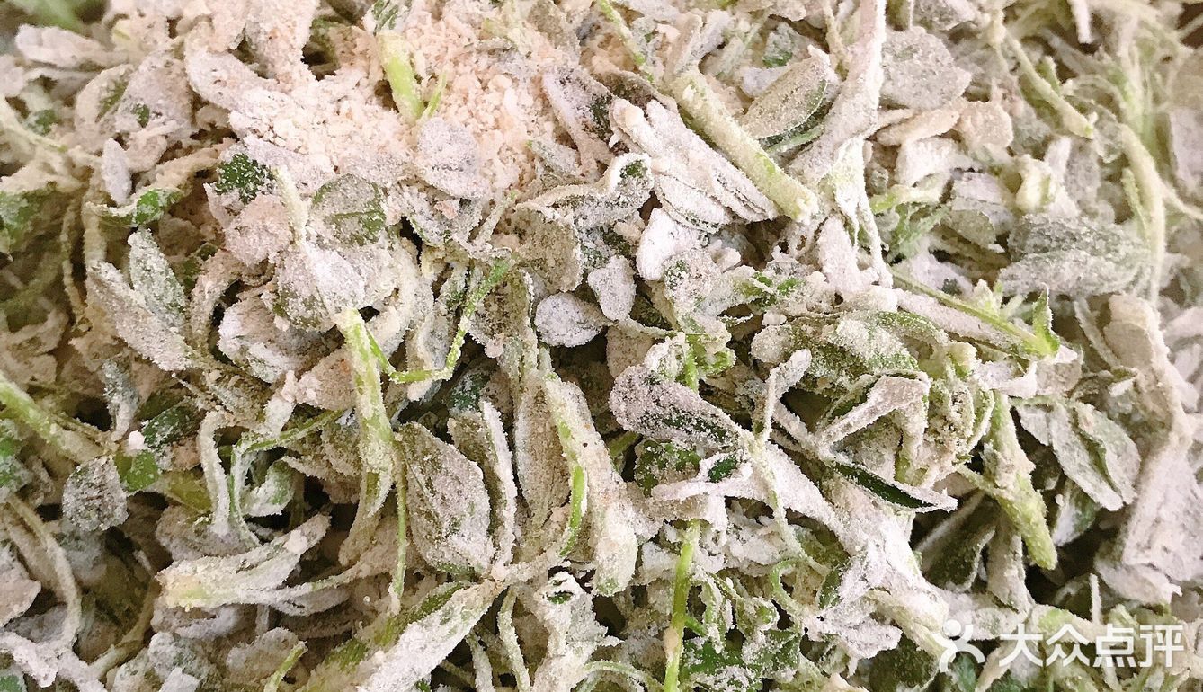 洗干净后水控到不能再往下滴，加入面粉，五香粉