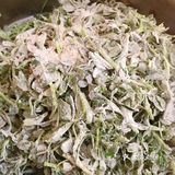 洗干净后水控到不能再往下滴，加入面粉，五香粉