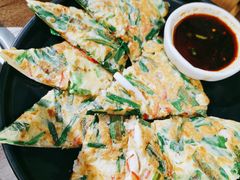 海鲜葱饼-明洞阿姨·韩式酱蟹烤肉·创意料理(三元桥店)