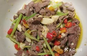 Huang Beef Stir-Fried with Dongting Chili