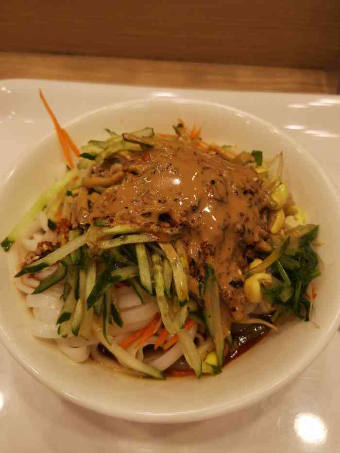 打分 亚惠里面的档口 周末饭点人好多 米皮面皮两参