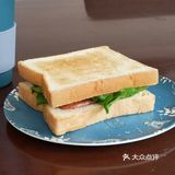 便捷早餐——火腿鸡蛋三明治，配一杯牛奶，完美