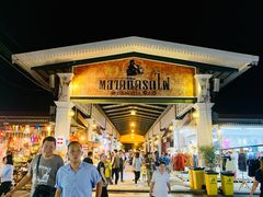 -席娜卡琳火车铁道夜市
