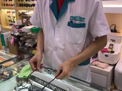 -美式眼镜·授权蔡司.依视路.尼康.豪雅.明月(人民广场店)