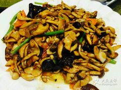 -老码头黑皮肘子锅包肉熏酱水饺(文政街店)
